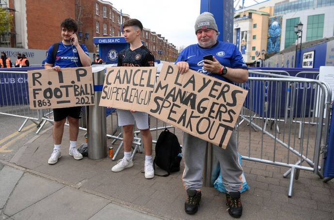 Chelsea fans protest against the European Super League. - GETTY IMAGES